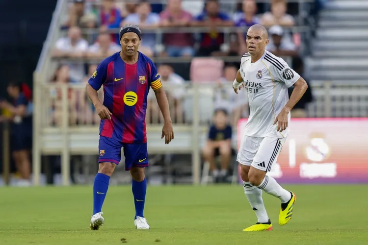 Món khai vị El Clasico! Barcelona hòa 1-1 với Real Madrid, Montoya và Negredo ghi bàn