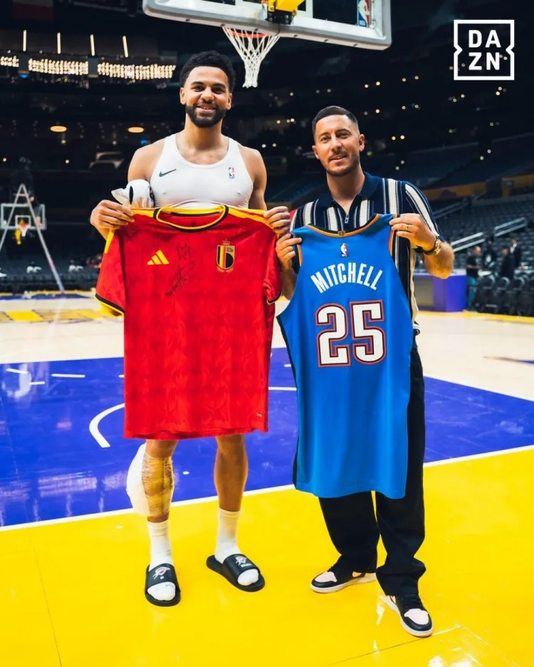 Hazard xem trực tiếp trận Thunder vs. Lakers và đổi áo đấu với Ajay Mitchell sau trận đấu