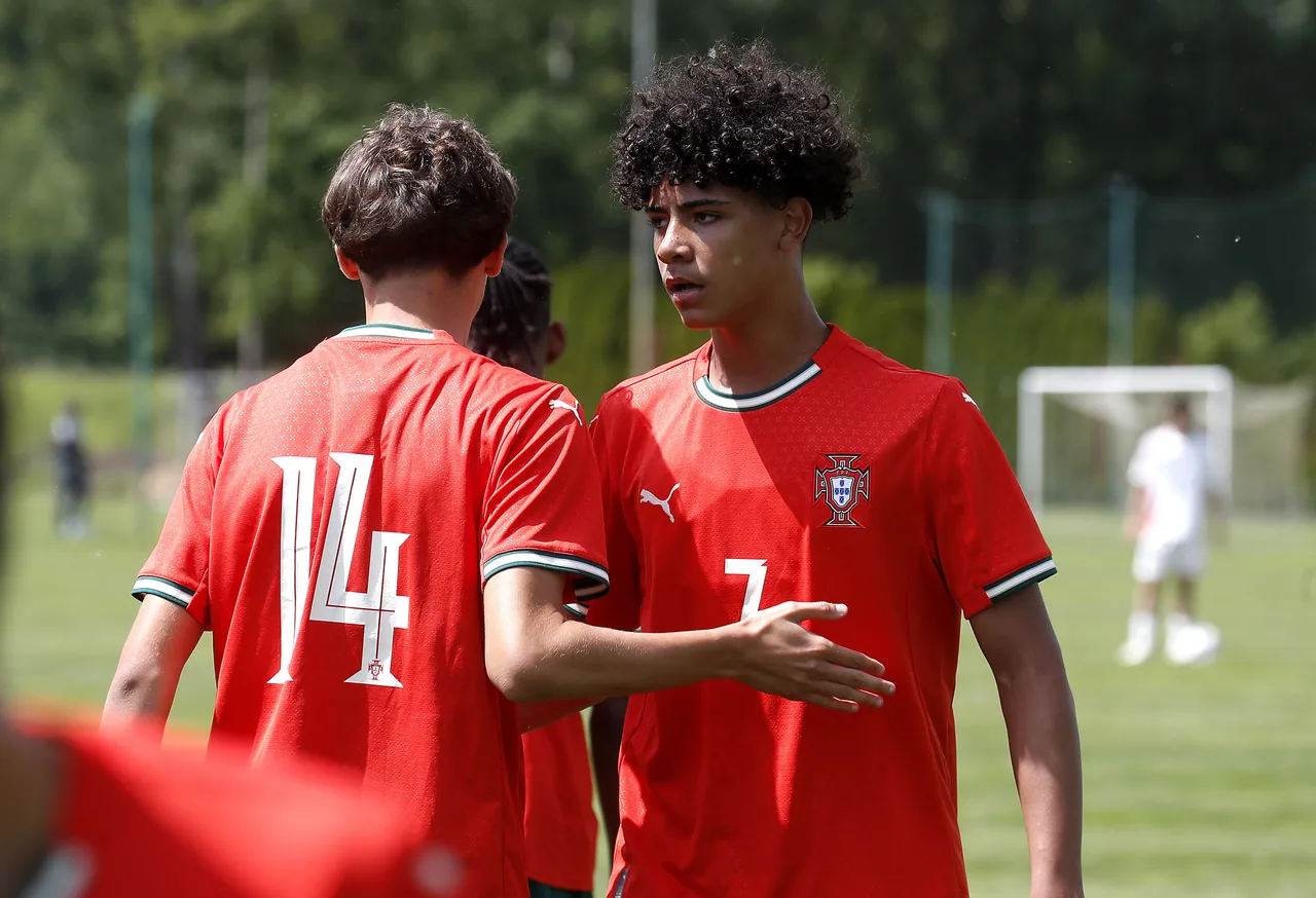 Truyền thông Đức: Con trai Cristiano Ronaldo Mini Ronaldo không có tên trong danh sách chiêu mộ của Dortmund, Bayern và các đội khác đang chú ý