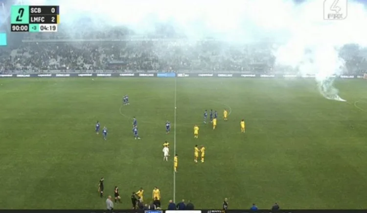 2-0 dẫn đầu trận then chốt thăng hạng Le Mans nhưng trận đấu bị gián đoạn do fan đối thủ ném bom khói