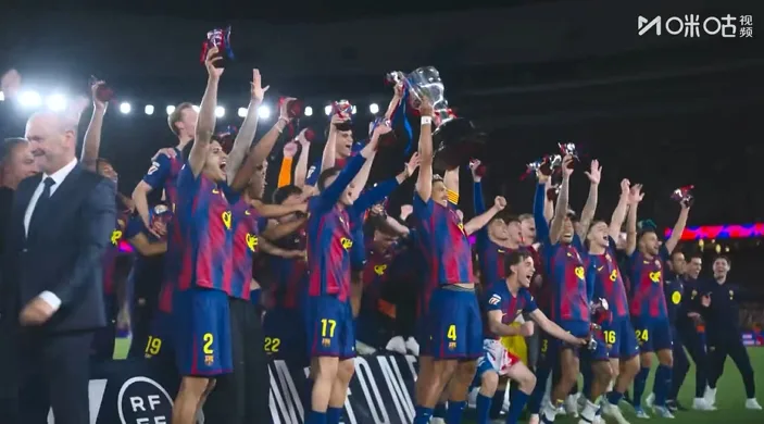 Bảo vệ danh hiệu trên sân nhà! Araujo đoạt cúp vô địch La Liga trên sân Camp Nou, đội bóng Barcelona ăn mừng cuồng nhiệt