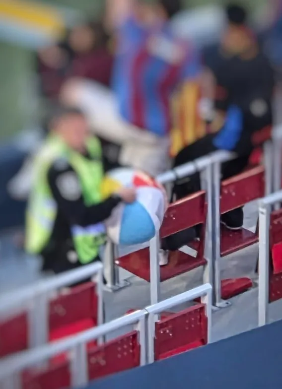 Fan Barcelona mang bóng bãi biển tới địa điểm tổ chức để chế nhạo Vinicius nhưng bị nhân viên ngăn cản