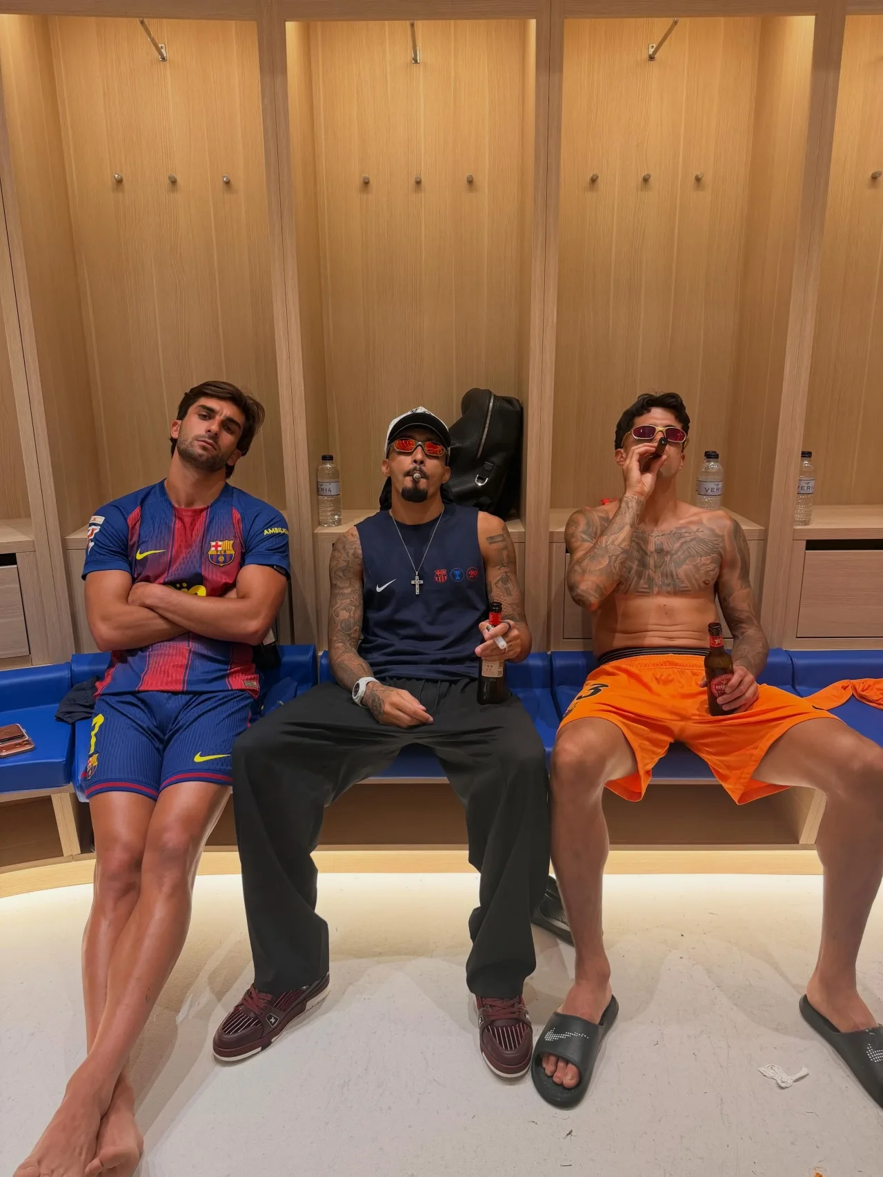 n lúc ăn mừng! Rafinha và Cancelo đeo kính râm, hút xì gà và cầm bia trên tay trong phòng thay đồ