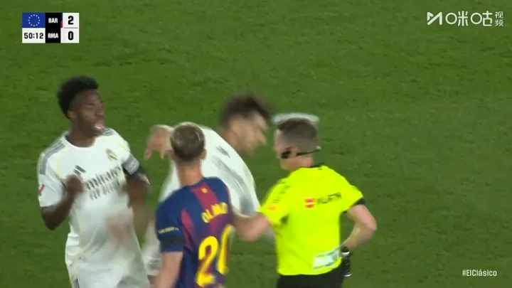 Mùi thuốc súng đang đến! Asensio phạm lỗi gây bất bình, Olmo xô xát với anh và Vinicius
