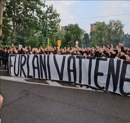 Những người hâm mộ cuồng nhiệt của Milan ở khán đài phía Nam đã kéo biểu ngữ và tổ chức các buổi trình diễn ánh sáng để phản đối Giám đốc điều hành Milan: Forlani, cút đi