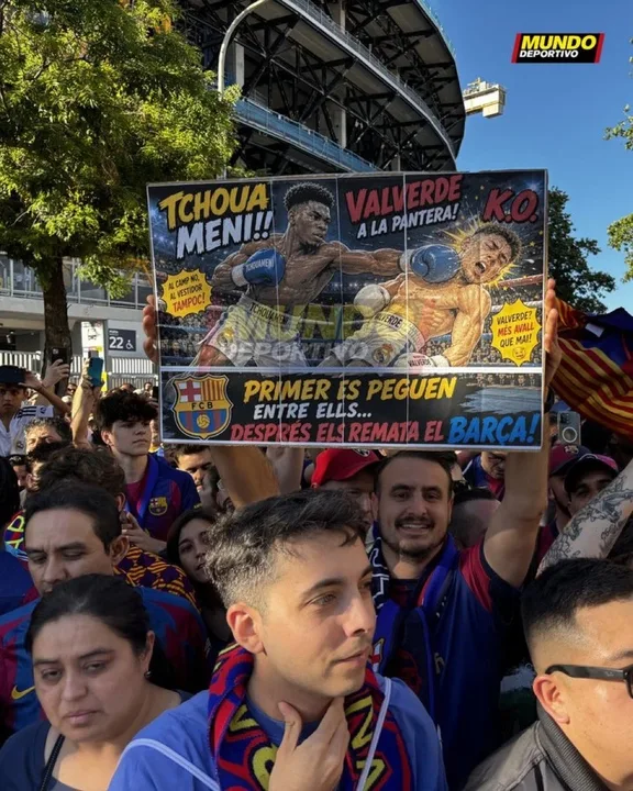 Chế nhạo cuộc xung đột nội bộ giữa những kẻ thù truyền kiếp! Người hâm mộ Barcelona giương biểu ngữ trước trận đấu khi Joan Arméni KO Valverde
