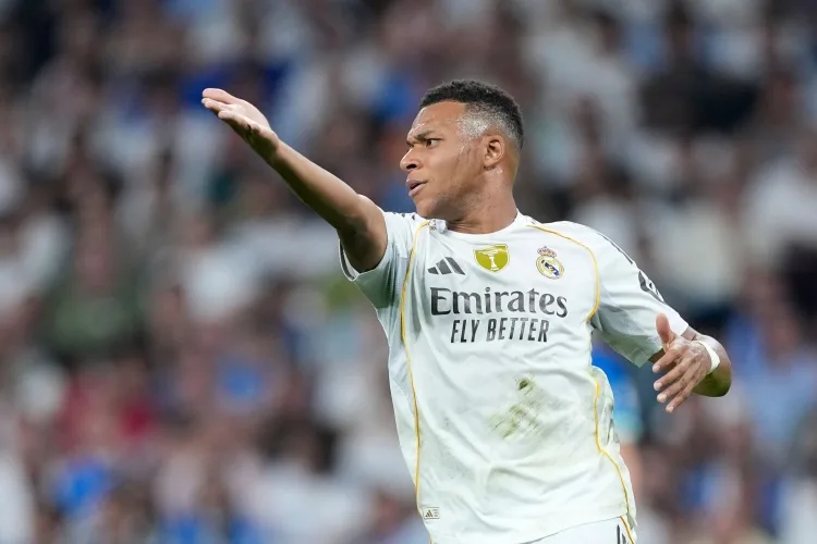 Số phận đang trêu đùa con người! Mbappé đã thua cả 4 giải đấu lớn mùa này. Anh chỉ giành được 2 vương miện nhỏ trong 2 năm sau khi gia nhập là Siêu cúp UEFA + Cúp Liên lục địa.