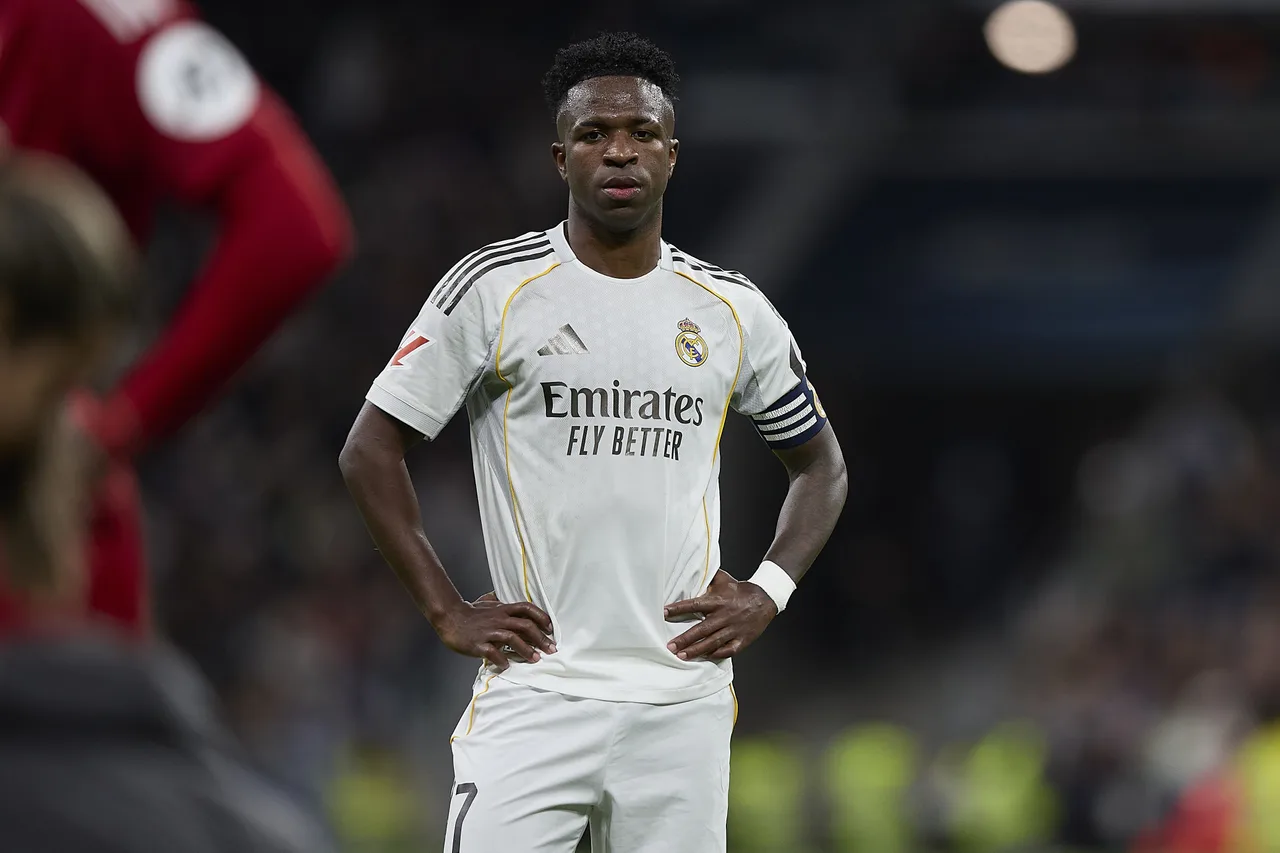 Theo khuôn mẫu, Vinicius chúc mừng Yamal và các cầu thủ Barcelona khác sau trận đấu