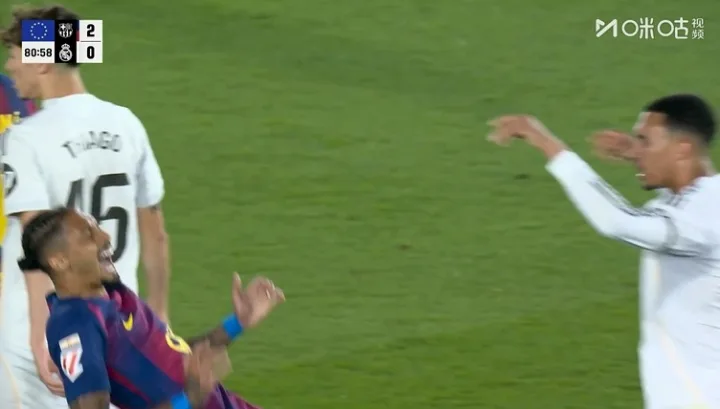 Lại xung đột! Rafinha kéo Arnold và bị người sau đẩy xuống, cả hai đều nhận thẻ vàng