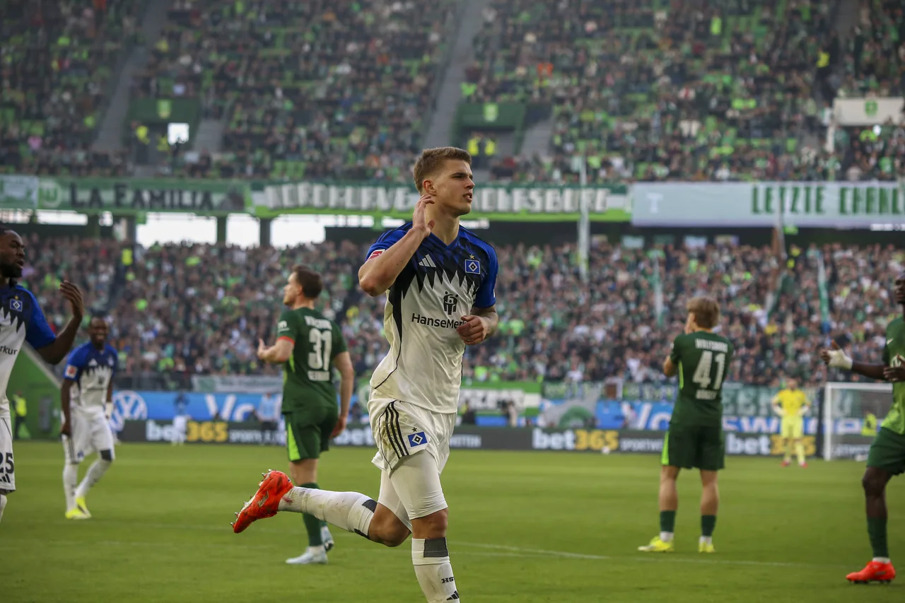Vuskovic lại ghi bàn từ đá phạt, trung vệ 19 tuổi của Hamburg đã có 6 bàn ở Bundesliga