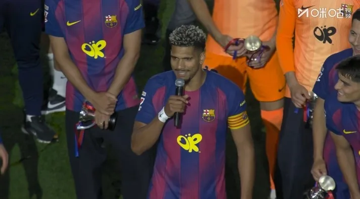 Bài phát biểu chiến thắng của Araujo: Cúp vô địch thuộc về tất cả người hâm mộ Barcelona và sẽ còn nhiều vinh quang hơn nữa trong tương lai