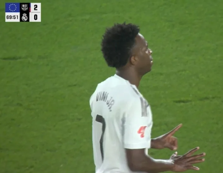 Vinicius lại ra dấu “15” về phía khán đài Camp Nou
