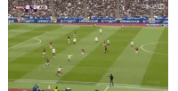 Raya quá ổn định! Cú đánh đầu phản công của Wan-Bissaka của Castellanos đã bị Raya cản phá.