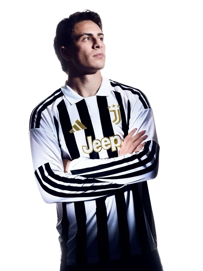 Juventus ra mắt áo sân nhà 2026/27 với sọc đen trắng truyền thống và điểm nhấn vàng