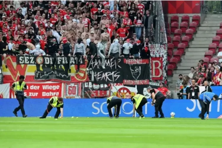 CĐV Union Berlin ném bóng tennis xuống sân để phản đối giờ thi đấu
