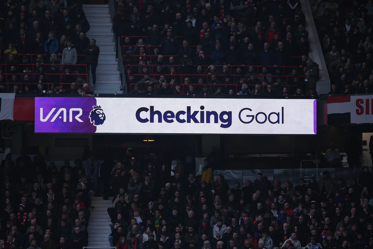 Guardian: Premier League không muốn mở rộng phạm vi VAR từ mùa sau