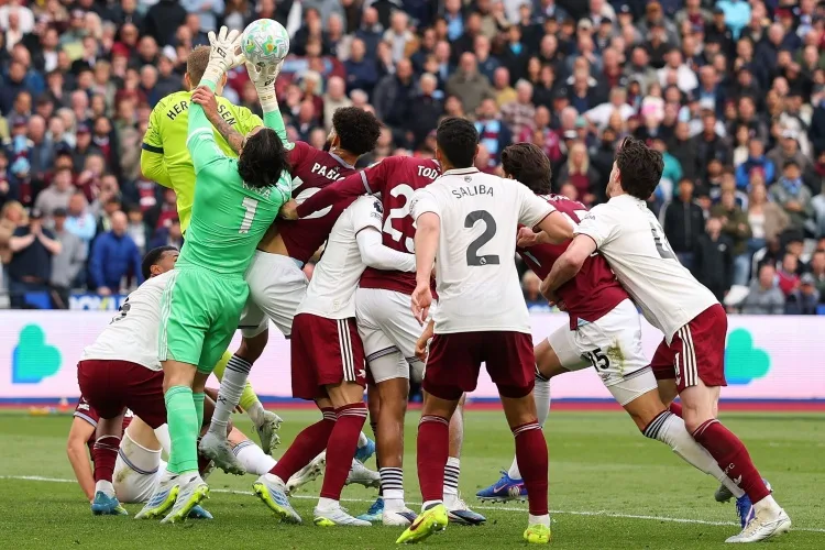 Bốn cổ động viên bị cảnh sát bắt giữ sau trận West Ham vs Arsenal