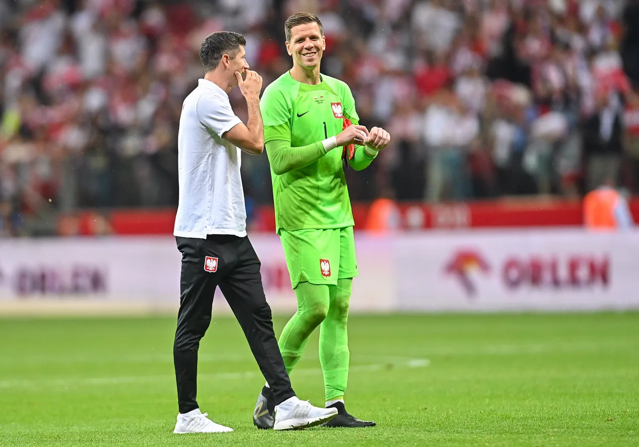 Fan Barca ném bao thuốc lá cho Szczesny trong lễ diễu hành ăn mừng