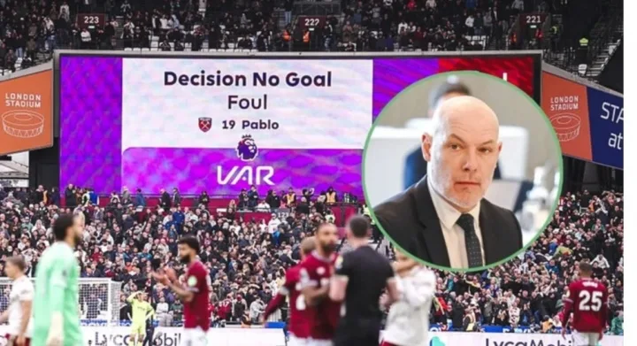 Giám đốc trọng tài Webber: Pha phạm lỗi của West Ham với Raya là rõ ràng và hiển nhiên, quyết định không công nhận bàn thắng là quyết định đúng đắn