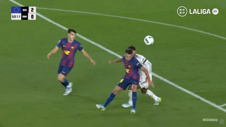Bình luận từ LĐBĐ Tây Ban Nha: Garcia và Belin có va chạm tự nhiên trong El Clasico, trọng tài thực hiện quả phạt đền tại chỗ.