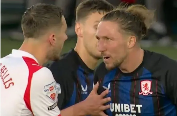 Mirror: Hậu vệ Bayliss của Saints bị nghi đưa ra nhận xét phân biệt đối xử, trận play-off Giải vô địch Anh tạm thời bị đình chỉ