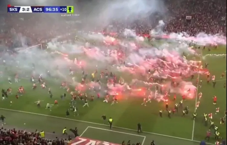 Slavia Prague bị xử thua 0-3 vì bạo loạn của CĐV, cuộc đua vô địch đổi chiều