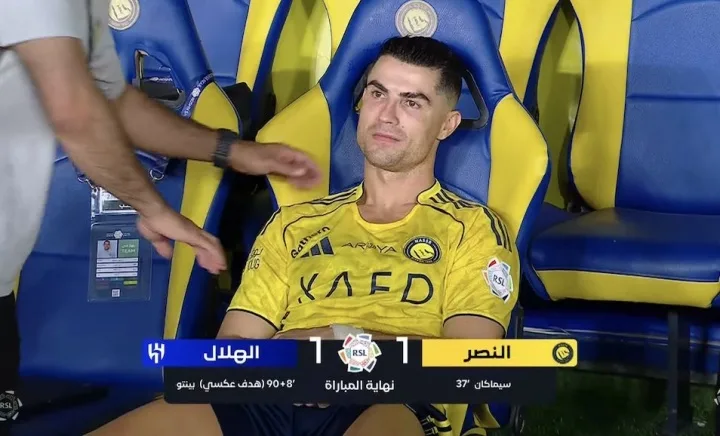 Không nói nên lời! Chiến thắng bị bỏ lỡ và anh đã giành chức vô địch sớm. Ronaldo ngồi trên ghế dự bị với vẻ bất lực