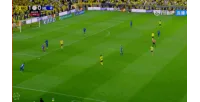 Bản năng ổn định hơn. Koeman một tay sút trúng cột dọc, Ronaldo bất lực dang tay ra. Victory bỏ lỡ cơ hội dẫn trước 2 bàn