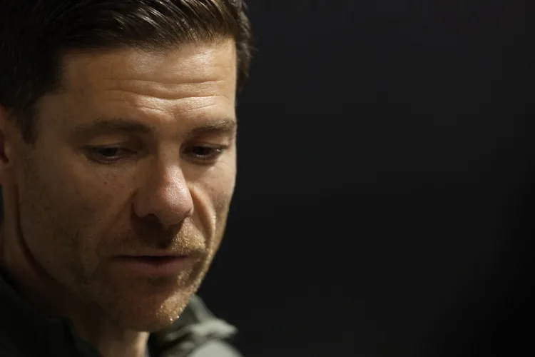 Zenden: Alonso cần thận trọng khi tới Chelsea. Người hâm mộ sẽ khó chấp nhận anh ấy. Nếu thất bại lần nữa, sự nghiệp của anh sẽ bị ảnh hưởng.