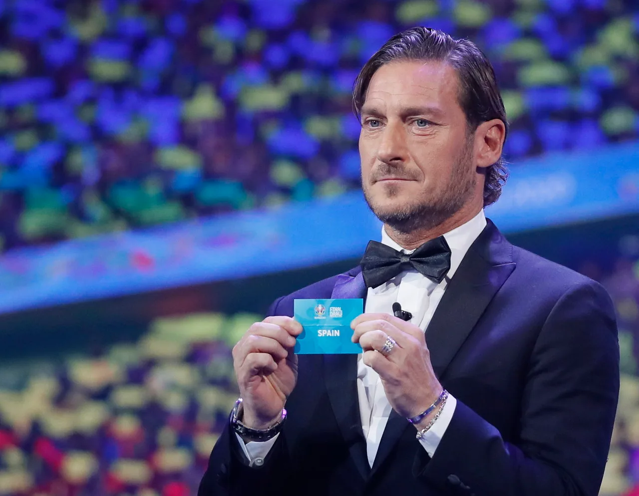 MIDI: Người ta nghi ngờ liệu Totti có thể trở lại Rome hay không và hai tháng qua không có tiến triển gì.