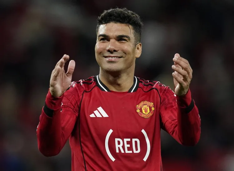 Theo dõi đồng đội: Casemiro tặng quà cho nhân viên Man United để chào tạm biệt. Nếu Carrick đến sớm hơn, anh ấy đã có thể ở lại với đội.