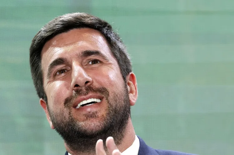 Bố Riquelme: Không biết con trai tôi có tranh cử chủ tịch Real Madrid hay không Anh ấy là một người nghiêm túc và chính trực.