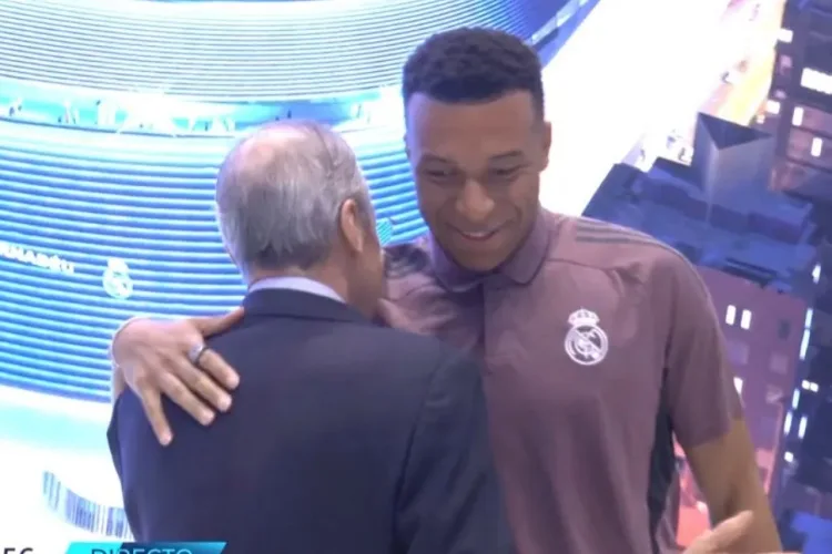 Marca: Trước trận gặp Oviedo, Florentino ôm chặt Kybappe tại Bernabeu