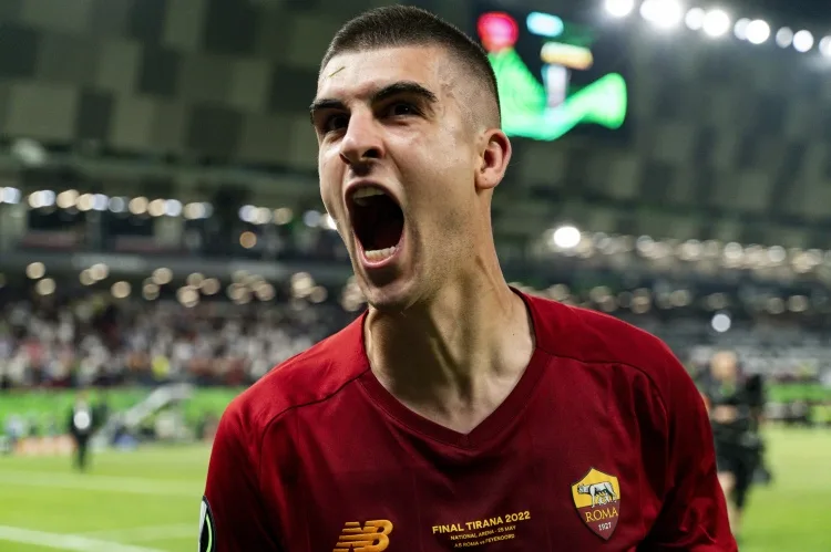 Mancini nói về việc cạnh tranh suất dự Champions League: Roma còn 2 trận, phải tập trung vào bản thân và hạn chế mắc sai lầm