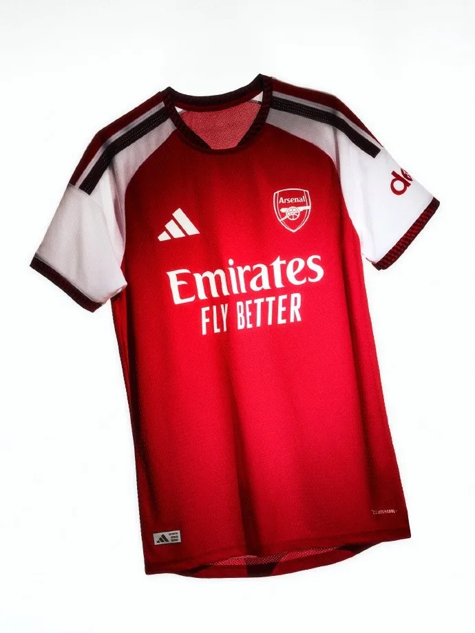 Để kỷ niệm 20 năm định cư trên sân Emirates, áo đấu sân nhà mùa giải 26-27 của Arsenal chính thức ra mắt