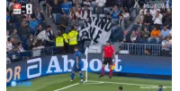 Người hâm mộ Real Madrid kéo biểu ngữ yêu cầu 