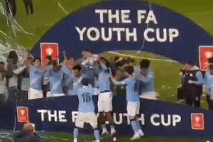 U18 Manchester City vô địch FA Youth Cup, biển rơi lúc nhận giải + cầu thủ ngã