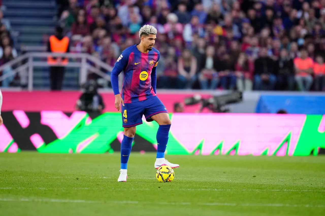 Hàng ngày: Araujo không có ý định rời Barcelona, ​​​​anh ấy hiện cảm thấy rất thoải mái trong đội