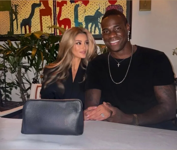 Xin chúc mừng Balotelli đã công bố mối quan hệ của mình. Bạn gái anh kém anh 7 tuổi, có mái tóc vàng, mắt xanh và đôi chân dài.