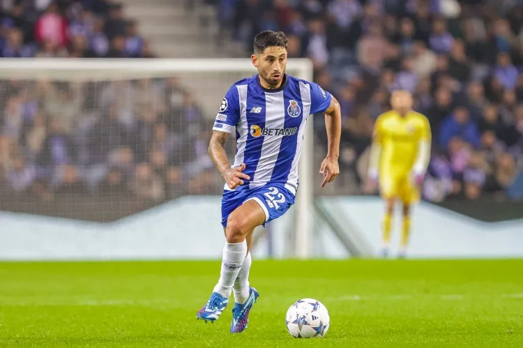 Phóng viên: Man United và Liverpool quan tâm tới tiền vệ Alan Varela 24 của Porto