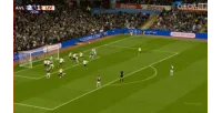 Hàng phòng ngự đã bỏ lỡ một ai đó! Watkins nhân đôi cách biệt, Liverpool bị dẫn trước 2 bàn