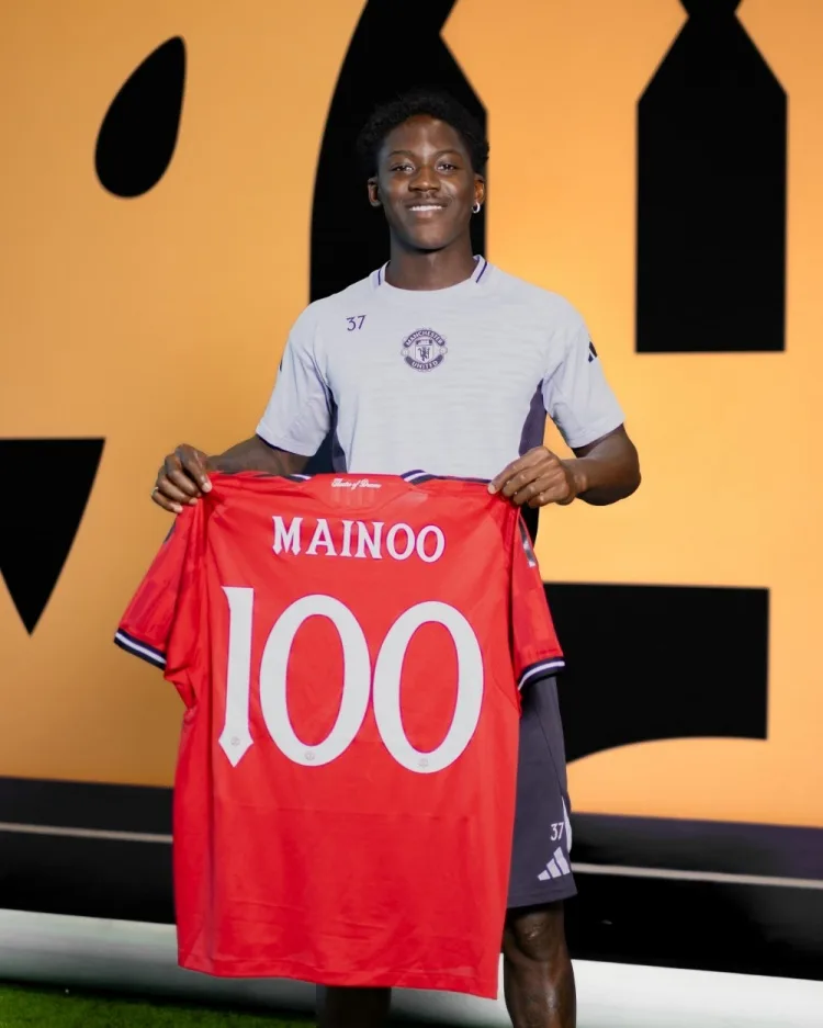 Man United đăng ảnh Mainoo cầm áo kỷ niệm: Cầu thủ thứ 229 trong lịch sử đội bóng cán mốc 100 trận ra sân cho đội một