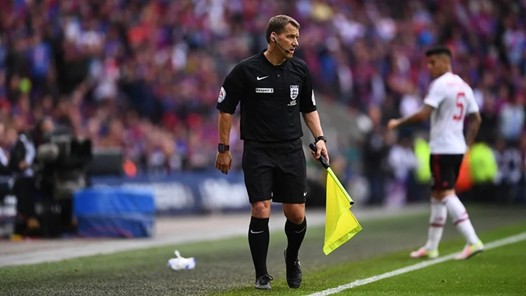 Phóng viên: Halliday sẽ hộ tống cúp FA Cup với tư cách một người lính. Ông cũng đã từng là trọng tài cuối cùng.