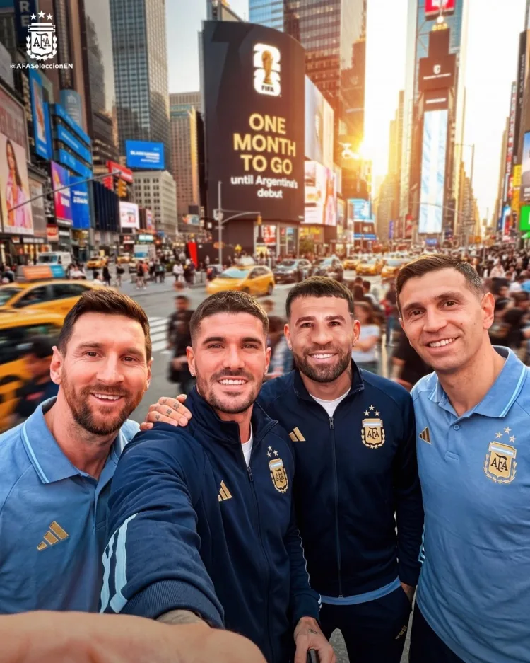 Còn một tháng nữa! Argentina tung poster hâm nóng World Cup: Messi, De Paul và nhiều cầu thủ xuất hiện