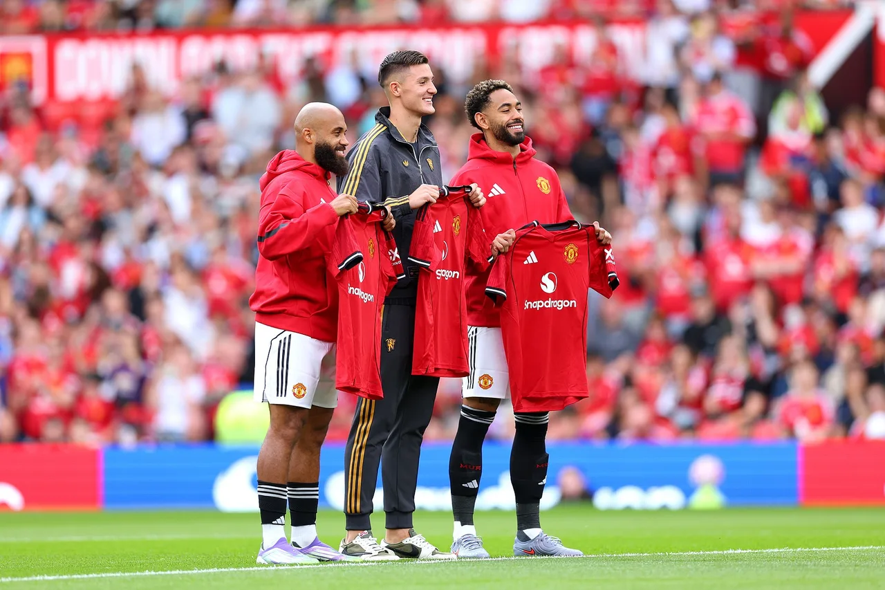 Chân sút 200 triệu euro! Ba tiền đạo mới của Man United đều ghi được số bàn thắng gấp đôi, tổng cộng 31 bàn thắng