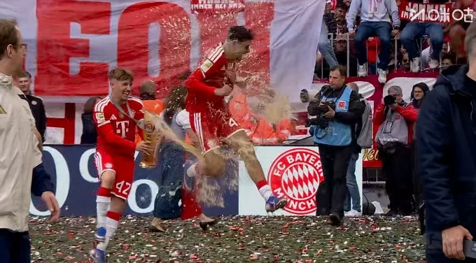 Màn ăn mừng chức vô địch của Bayern, màn tắm bia kinh điển, màn ăn mừng bừa bãi của Karl Kane, pha tấn công lén lút của Yupa vào Kompany