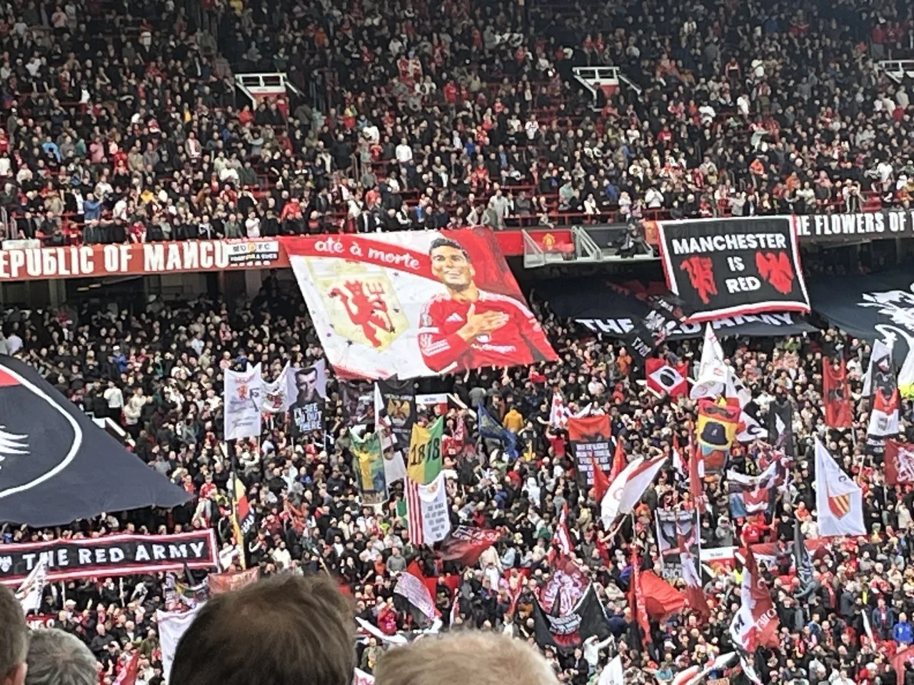 Tạm biệt Hổ Béo! Người hâm mộ ở Old Trafford giương biểu ngữ để chia tay Casemiro