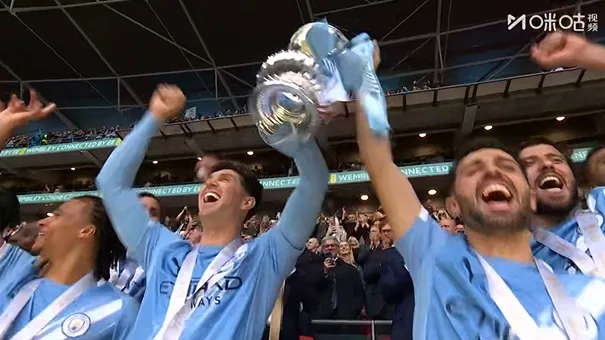 Giờ cúp! B Stones đại diện cho đội bóng Man City và giành chiếc cúp vô địch FA Cup lần thứ 8 trong lịch sử đội bóng.