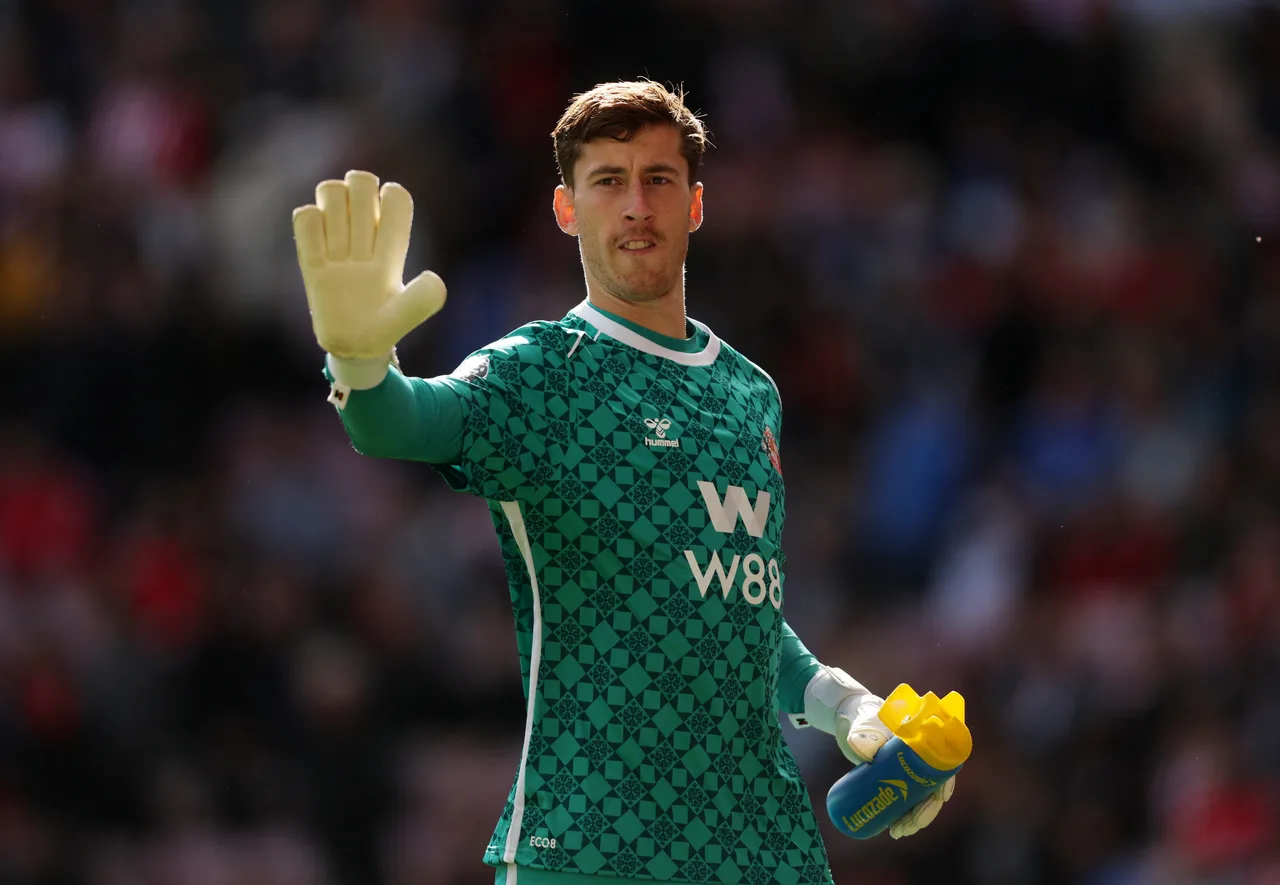 Chelsea và Liverpool cùng theo sát thủ môn Robin Roefs của Sunderland