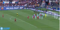 Một quả phạt góc khác! Mancini đánh đầu ghi bàn rồi lao lên khán đài ăn mừng, Roma 2-0 dẫn trước Lazio